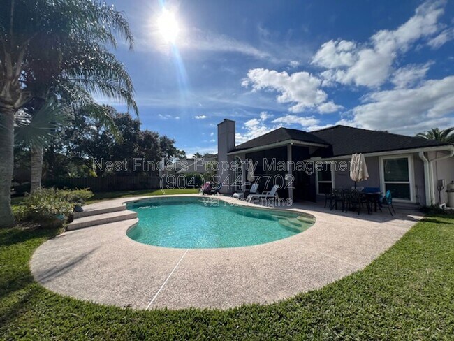 Building Photo - 264 Village Green Ave