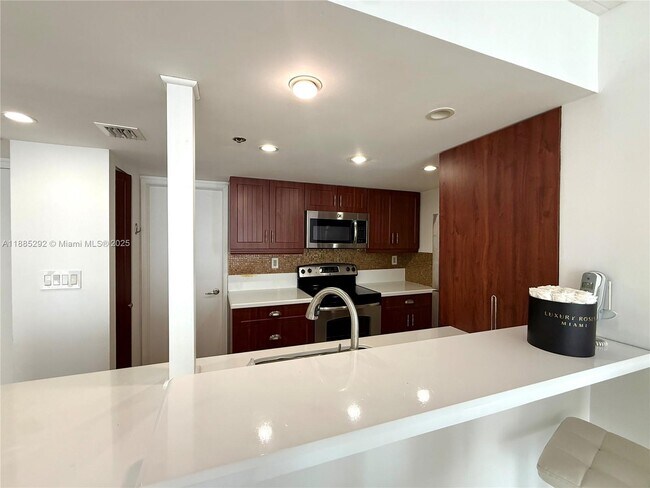 Building Photo - 1717 N Bayshore Dr
