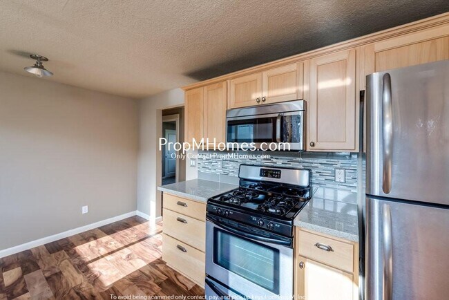 Building Photo - Updated Three Bedroom Gem in Oregon City!