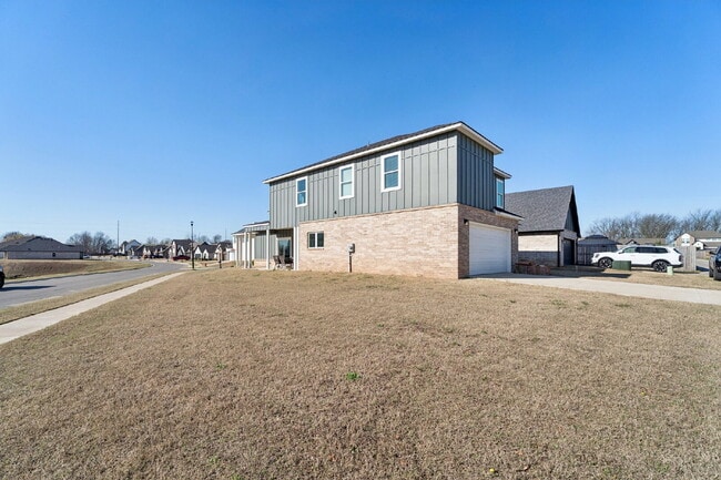 Building Photo - Fully Furnished 4 Bedroom + Bonus Room