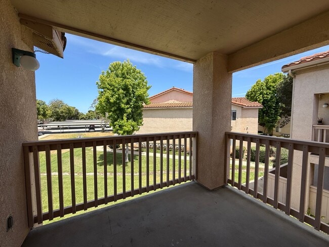 Building Photo - Centrally Located Las Palmas Upstairs Cond...