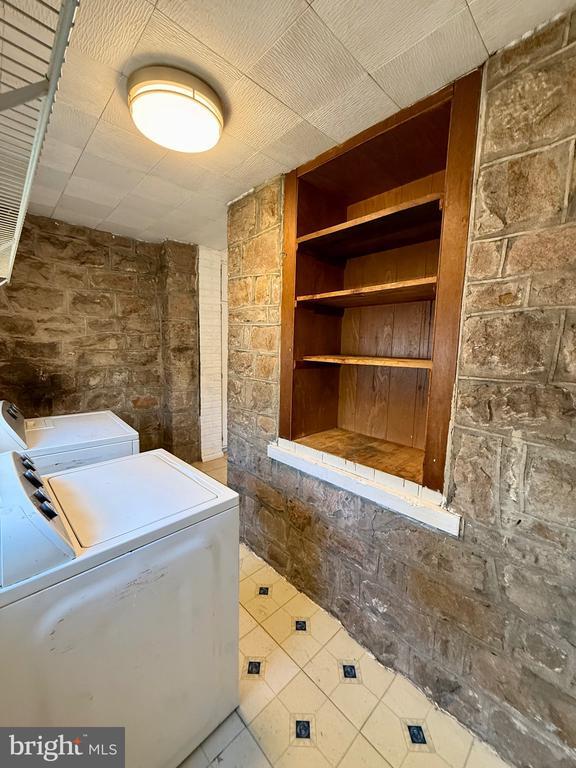 Building Photo - 403 S Main St