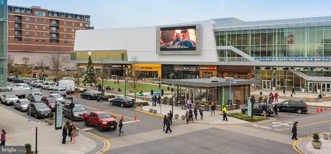 Building Photo - 3409 Beverly Dr