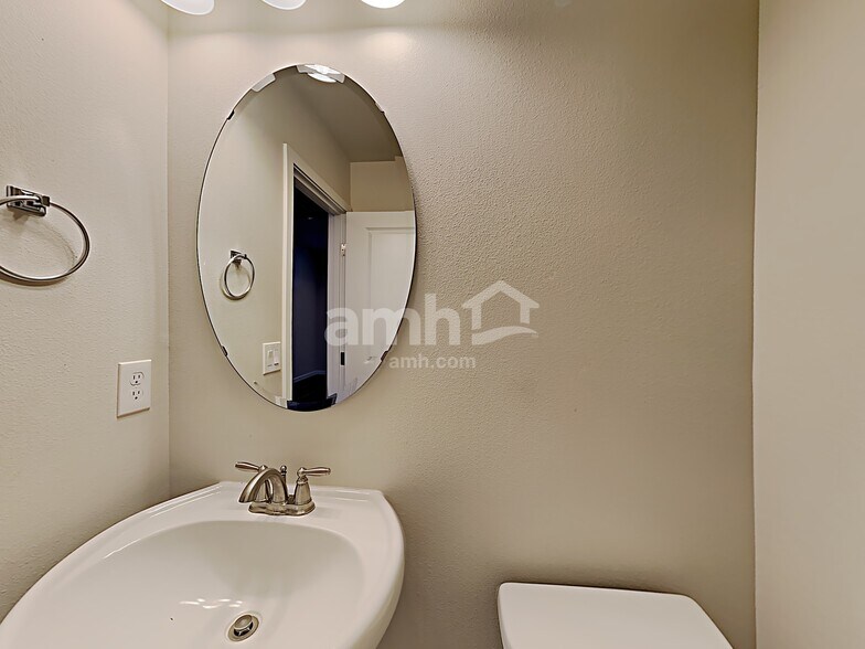 Building Photo - 2665 Link Ave