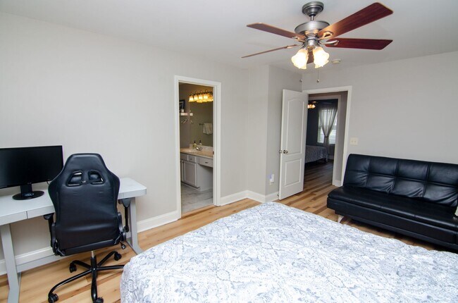 Building Photo - Furnished rental