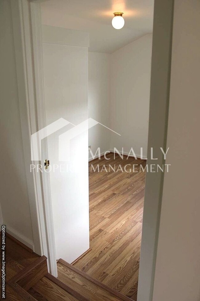 Building Photo - Bright 2 Bedroom 1 Bath Craftsman in Desir...