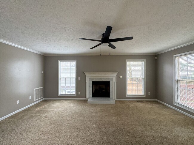 Building Photo - Cute 3 Bed 2.5 Bath Home in Fayetteville with Fenced Yard