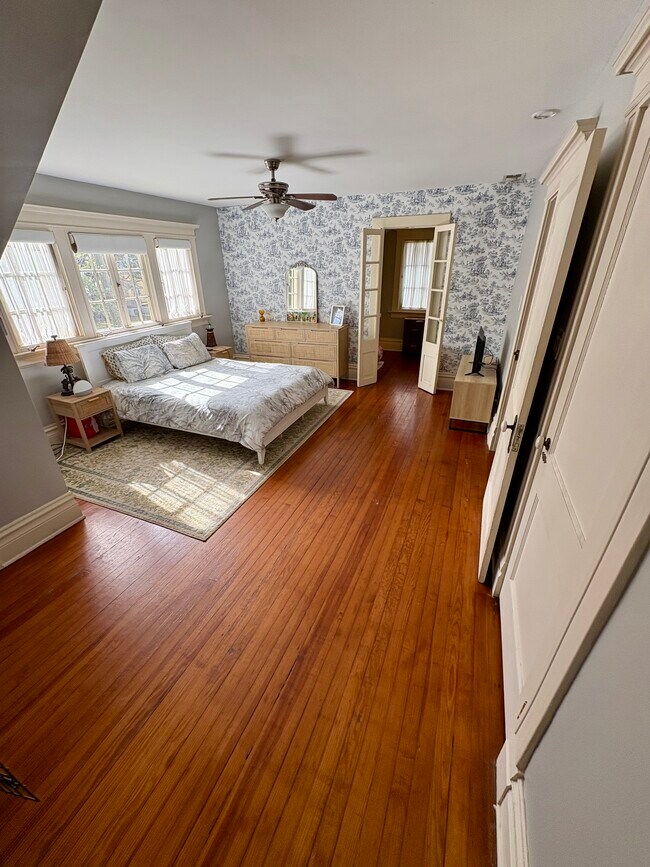 Building Photo - 2043 Dellwood Ave