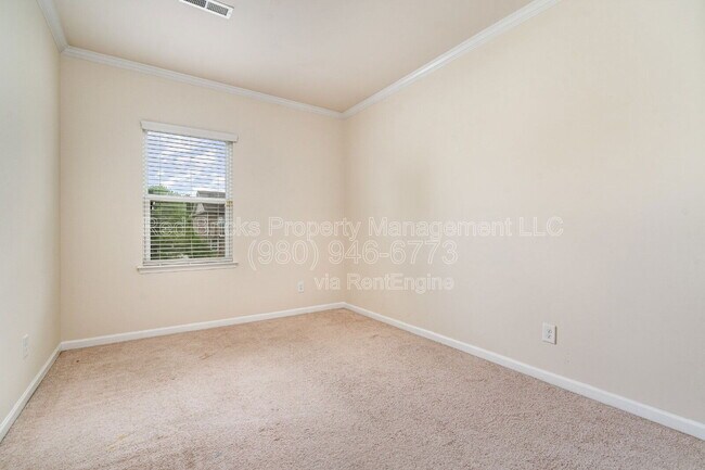 Building Photo - 493 Twelve Oaks Ln