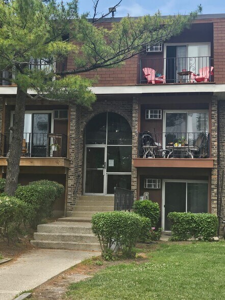 Building Photo - 580 Hill Dr