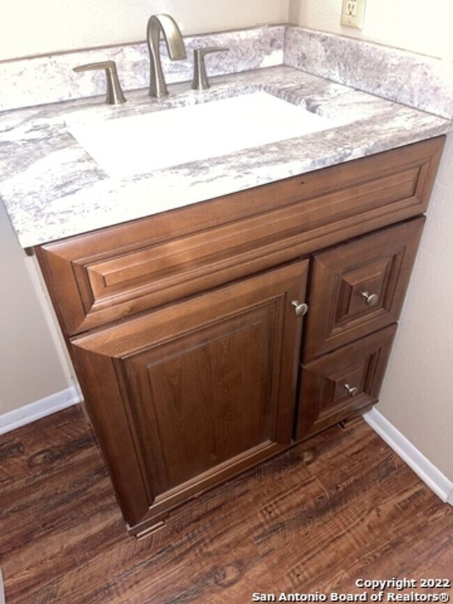 Building Photo - Adorable Duplex