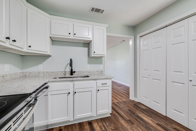 Building Photo - Completely Renovated 2BR Duplex with Granite Counters & Stainless Appliances