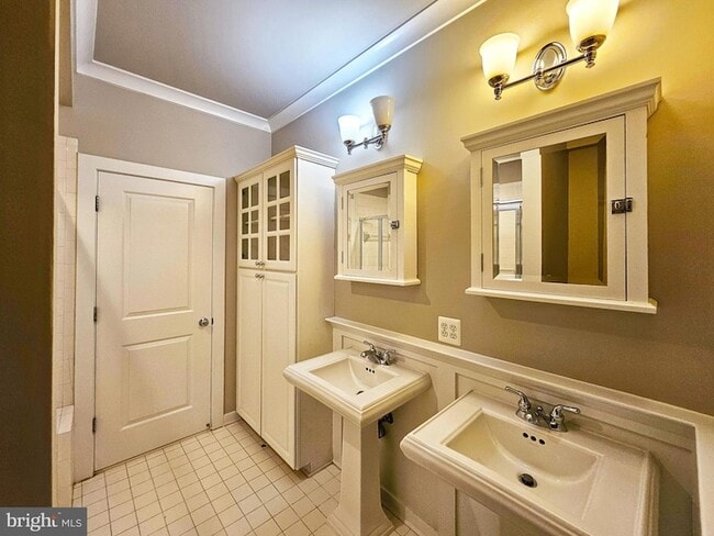 Building Photo - 12 S Regester St