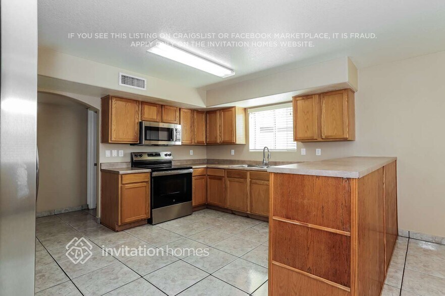 Building Photo - 5638 S 5th Dr