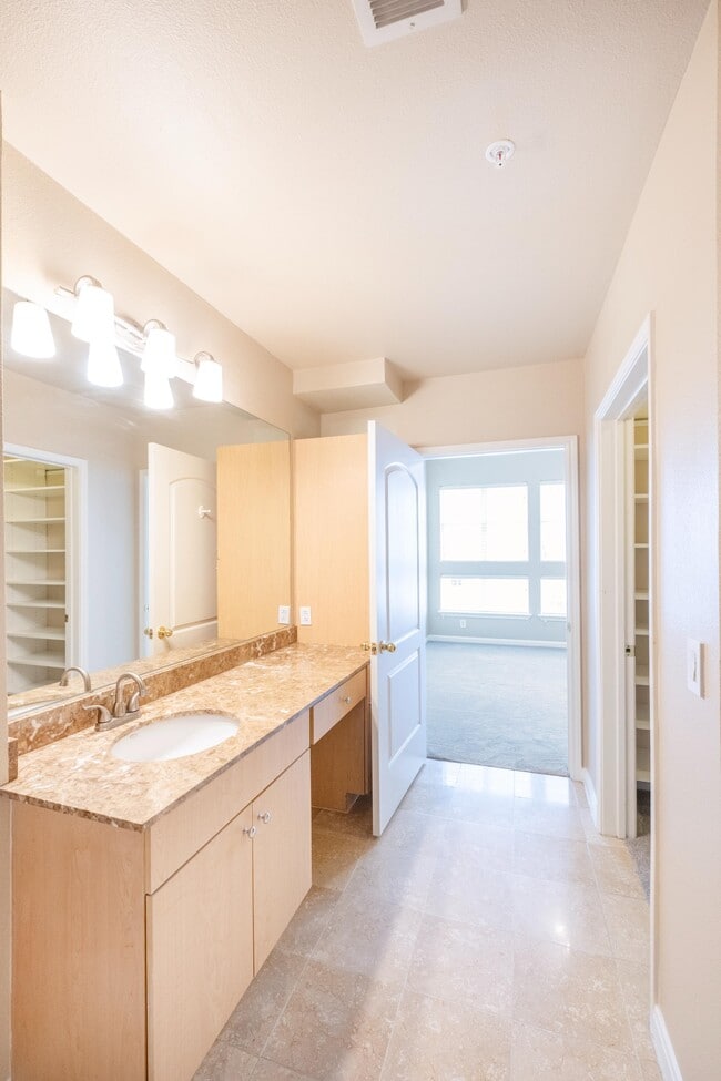 Building Photo - 3225 Turtle Creek Blvd Blvd