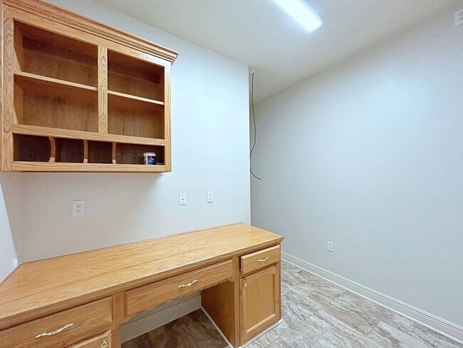 Building Photo - 3919 Meadow Ridge Dr