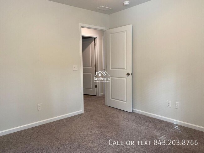 Building Photo - 2641 Alamanda Dr