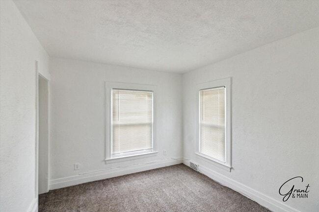 Building Photo - $1495 - 4 Bedroom/2 Bath Home in Islandview