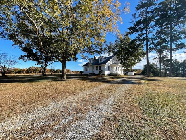 Building Photo - Must See Country Home Minutes to Kerr Lake