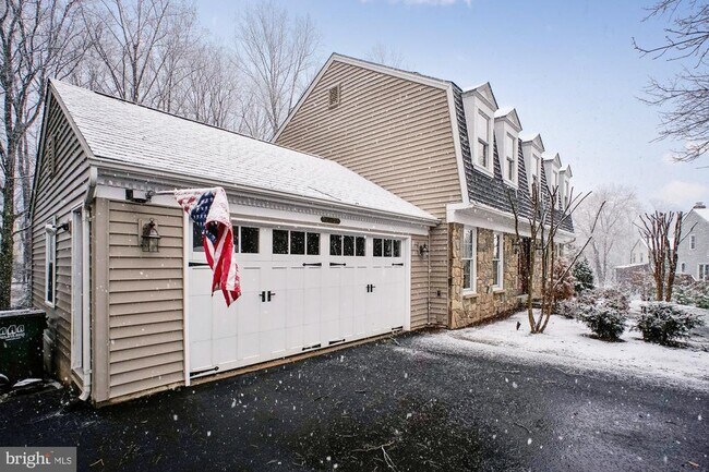 Building Photo - 4623 University Dr