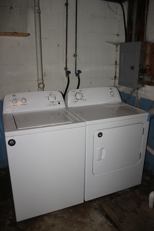 Building Photo - Amazing Location - Available August 1st