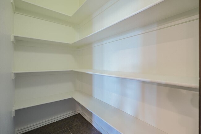 Building Photo - Stunning 3 Bedroom Home with Fireplace, Community Amenities & Open Floor Plan