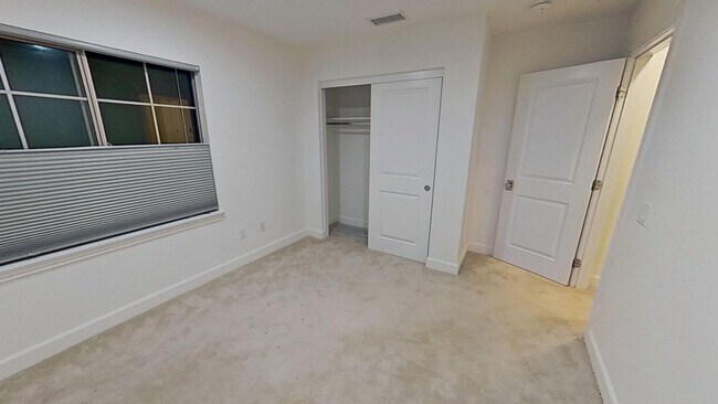 Building Photo - Gorgeous 3 Bedroom 2.5 Bath Townhome