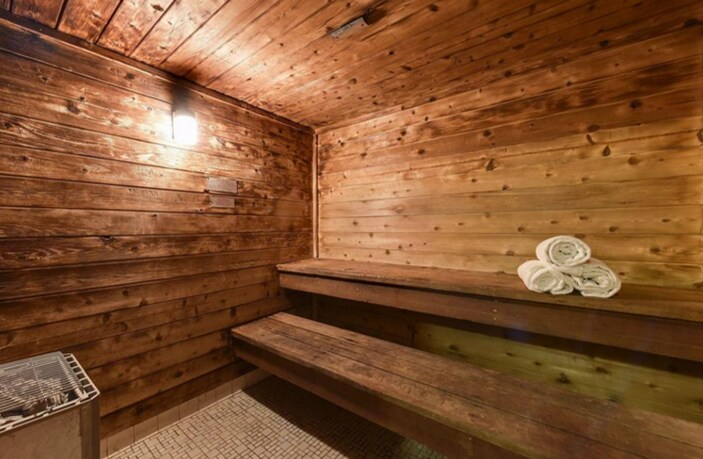 1 of 3 Saunas - 4371 Wilshire Blvd
