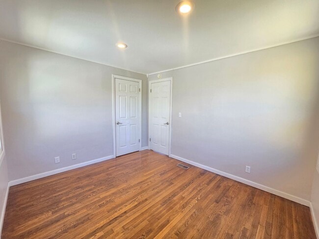 Building Photo - 5621 N Hemlock St
