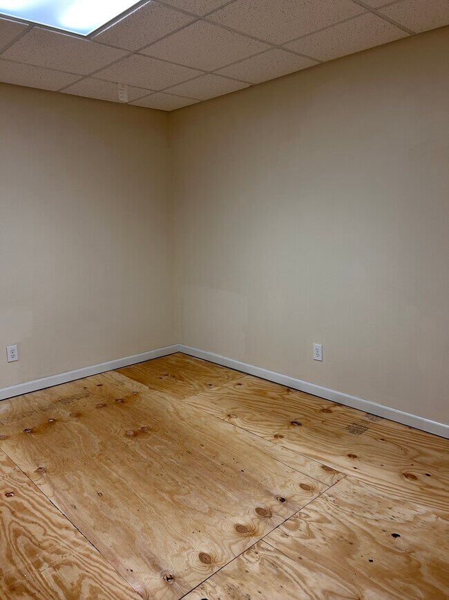 Building Photo - 2002 Fairbrook Ln