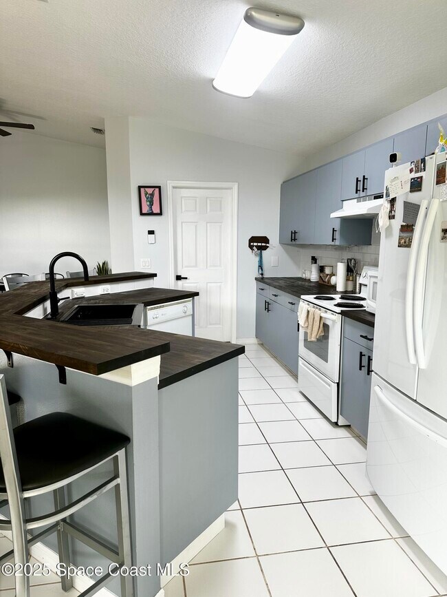 Building Photo - 1010 Lundy Dr