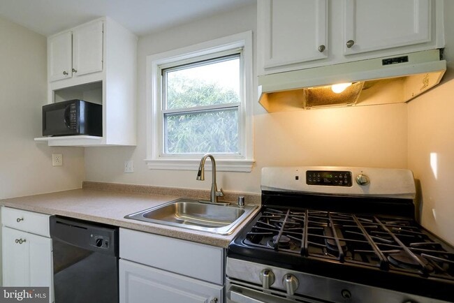 Building Photo - 10022 Brunett Ave