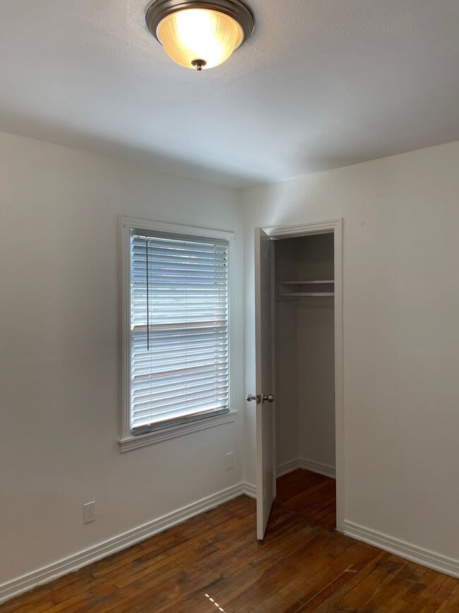 Building Photo - Available Now! *Pet Restrictions* 3 Bedroo...