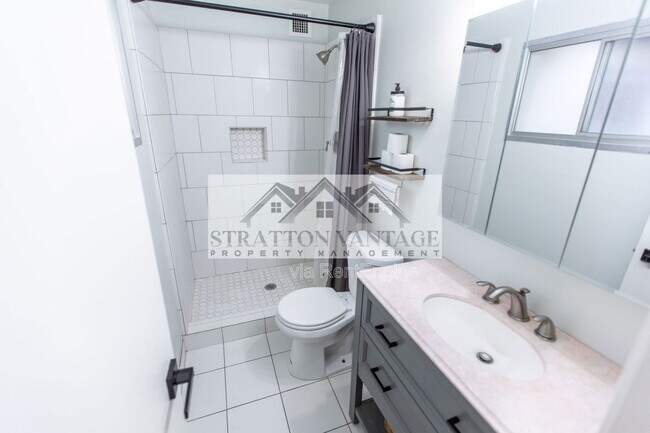 Building Photo - 111 E Manhatton Dr