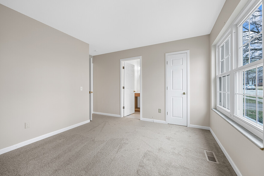 Primary bedroom with half bath and walkin closet - 215 Shadyoak Dr