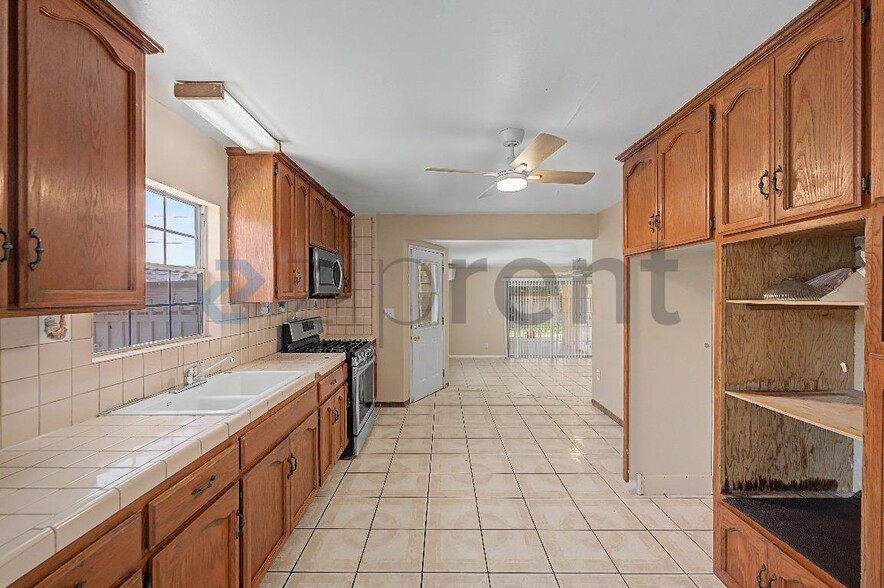 Building Photo - Unit