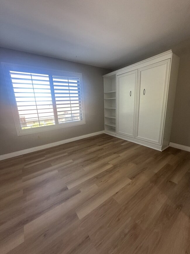 Building Photo - $3,400 - Charming Ground-Floor 2 Bed / 2 Bath Condo in Desirable Oaks North 55+ Community