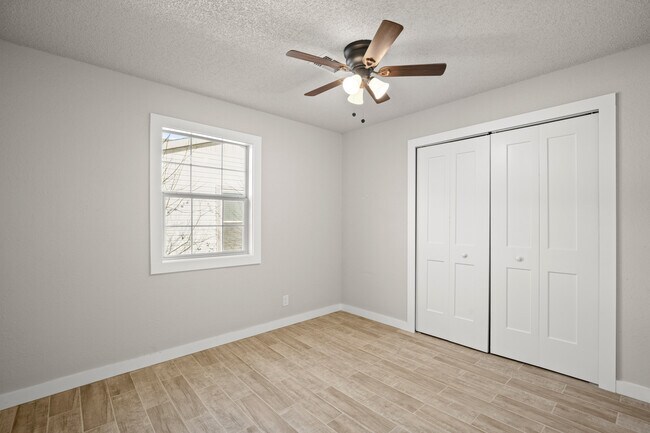 Building Photo - 402 Twin Elm Dr