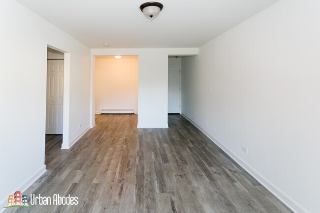 Building Photo - 6211 N Kenmore Ave