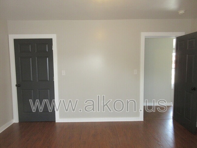 Building Photo - 620 Loretta St