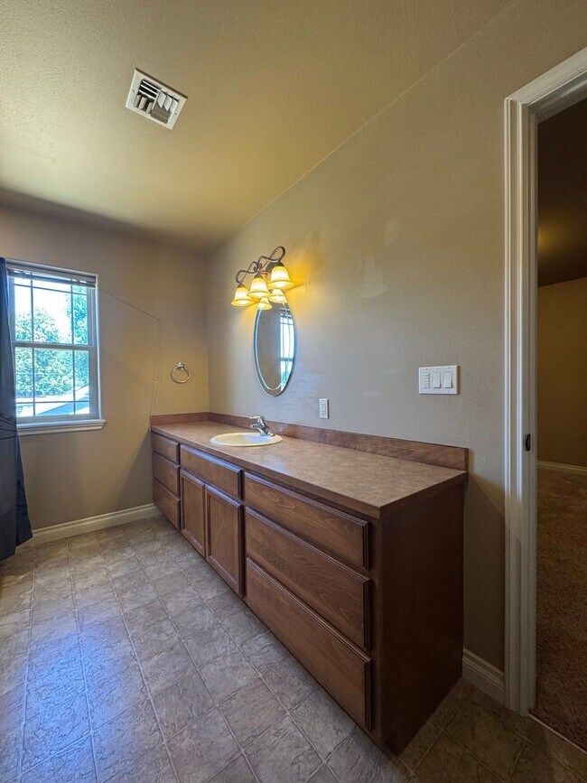Building Photo - 605 Tamarack St