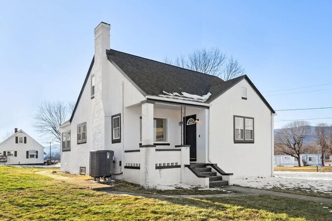 Building Photo - 701 S 2nd St