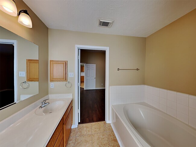 Building Photo - 29010 Ashbrook Ln