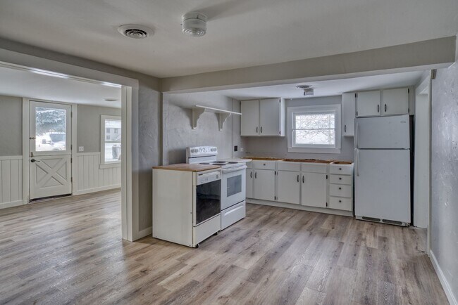 Building Photo - Crisp Remodeled 3-Bdr in Heart of Sisters! ***Move-in Special***