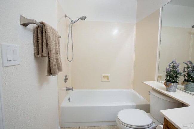 Building Photo - 767 Raven Dr