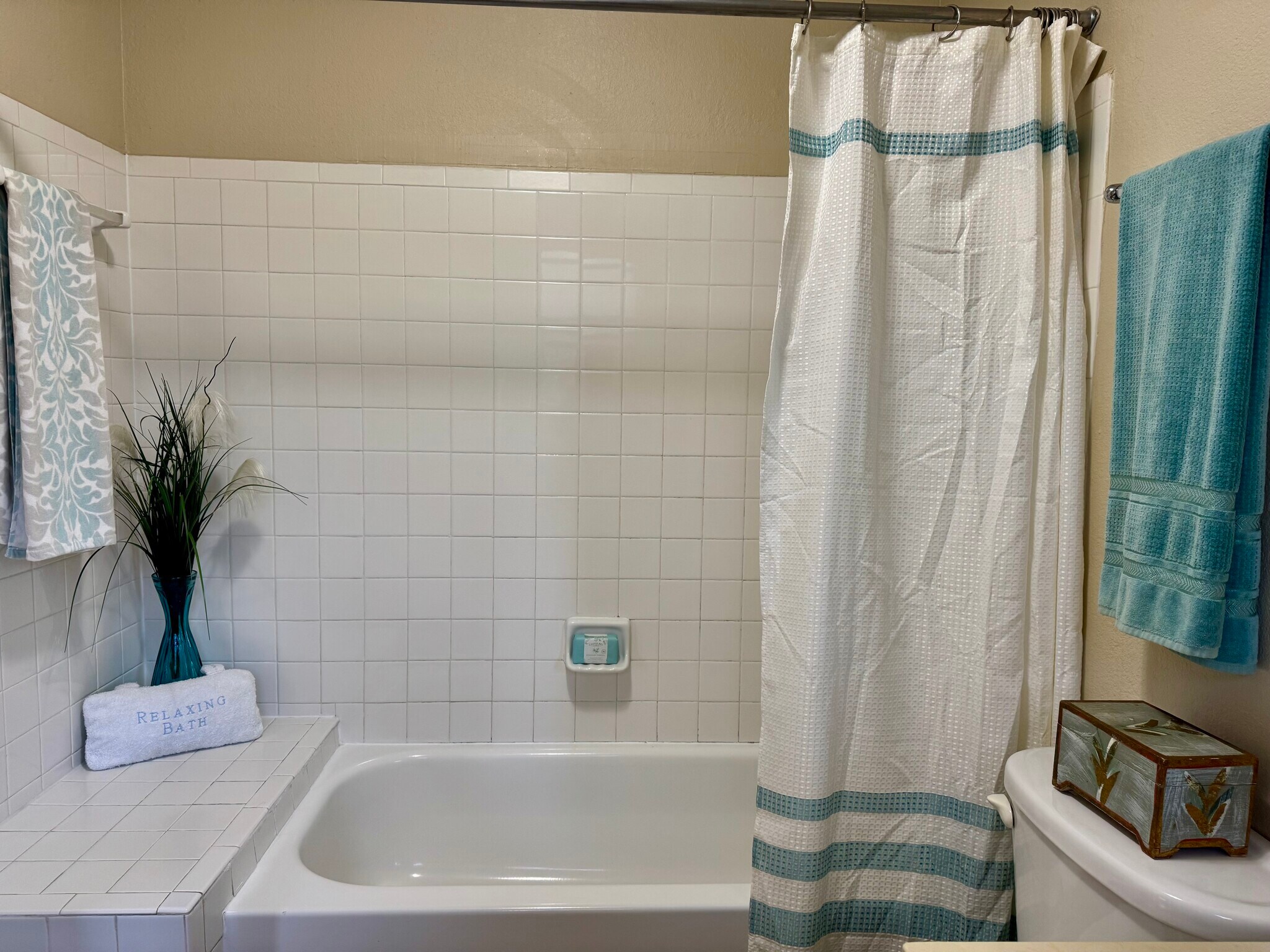 Building Photo - 9810 Lake Ridge Dr