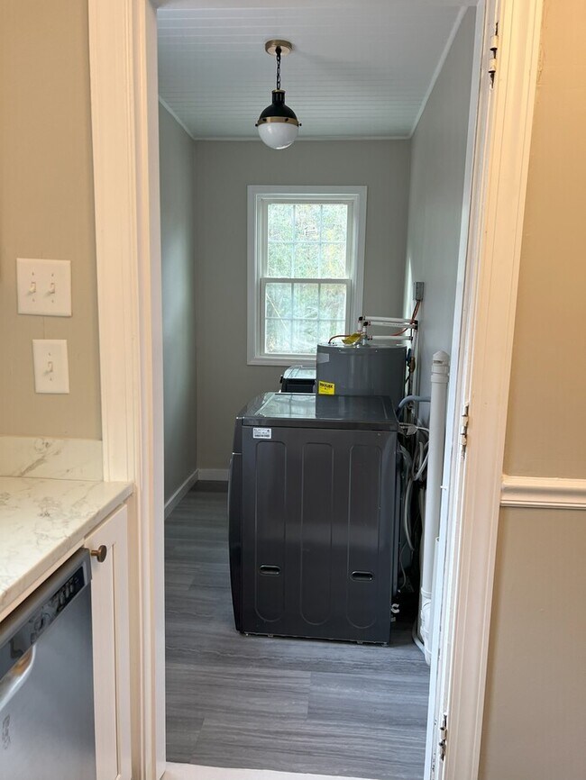 Building Photo - Beautifully Renovated 2BR Home with Modern...