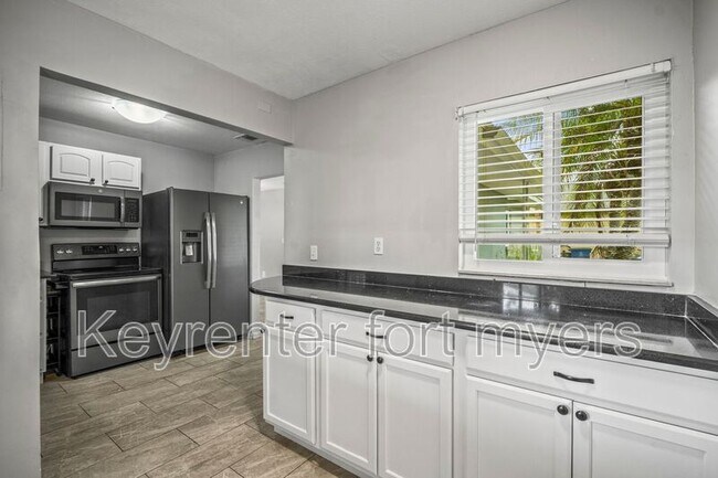 Building Photo - 2210 Parkview Dr