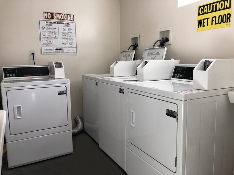 Building Photo - 1858 N Kingsley Dr