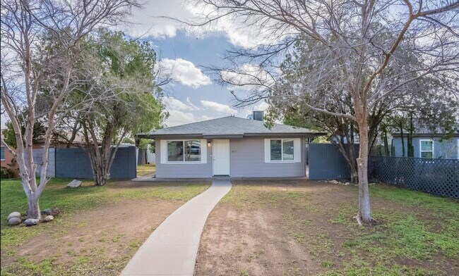Primary Photo - 1023 E Mariposa St